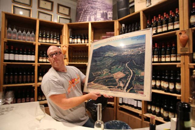 Itay Benhaim viser frem husets vinmarker.